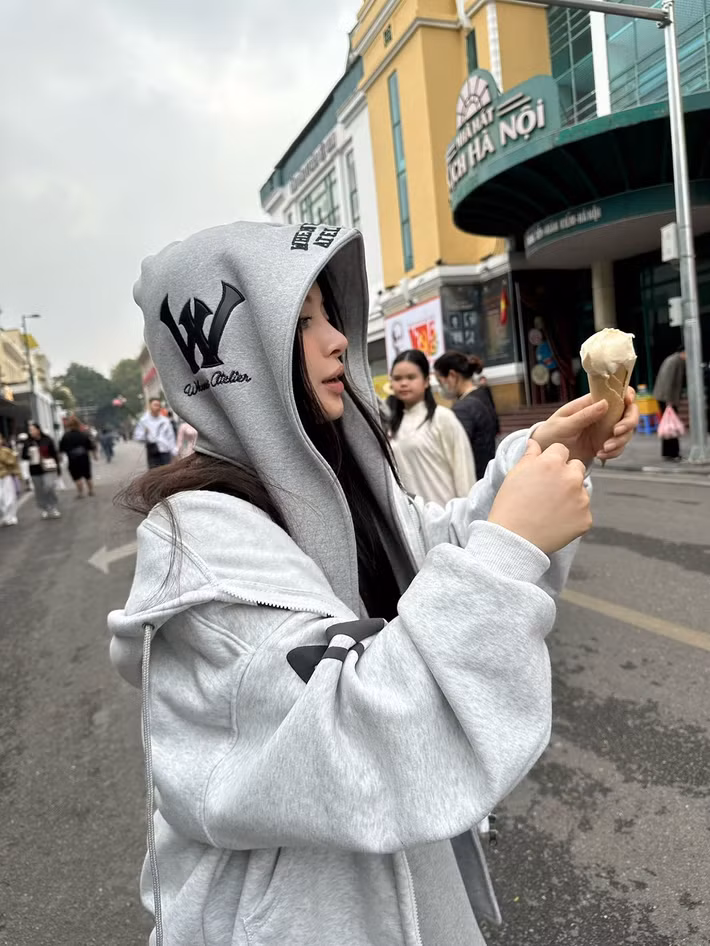 Lần này, cô xây dựng hình tượng fashionista sang trọng, tự tin và có phần lạnh lùng.
