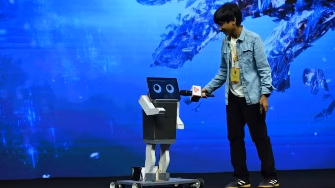Một trong số đó là Me-bot, robot giao tiếp mô phỏng giọng nói và khả năng làm việc của Raul.