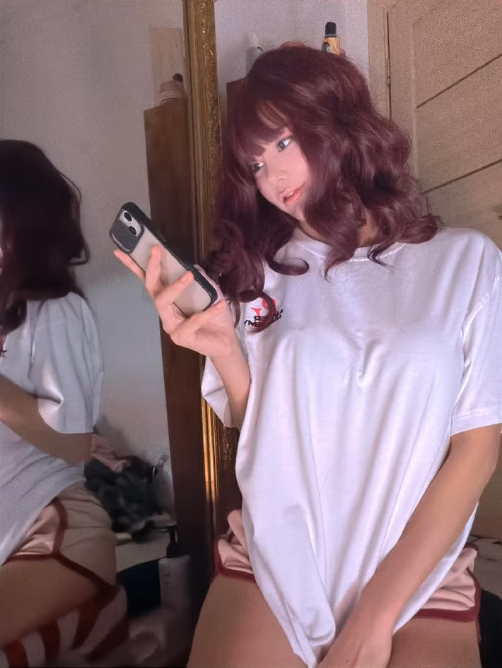 Trên trang cá nhân, cô thường xuyên giao lưu, trò chuyện và mang lại cảm giác gần gũi.