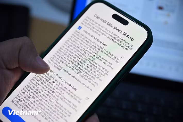 Việc chia sẻ dữ liệu với bên thứ ba chỉ diễn ra khi người dùng chủ động đồng ý theo đúng quy định pháp luật. (Ảnh: Vietnam+)