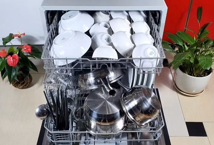 3. Máy rửa bát là thiết bị tiếp theo góp phần giảm tải công việc nội trợ khi có thể tự động làm sạch số lượng lớn bát đĩa, xoong nồi sau mỗi bữa ăn gia đình.