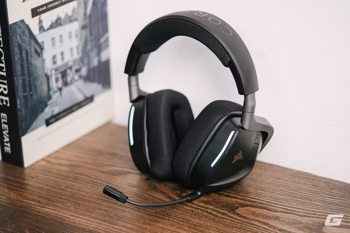 Tai nghe giữ thiết kế over-ear góc cạnh, phối màu đơn giản nhưng vẫn nổi bật với dải đèn LED.(Ảnh: Genk)