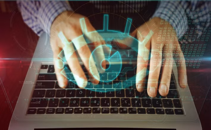 Nguy hiểm hơn, phần mềm keylogger có thể ghi lại toàn bộ thao tác bàn phím, bao gồm mật khẩu và mã OTP.