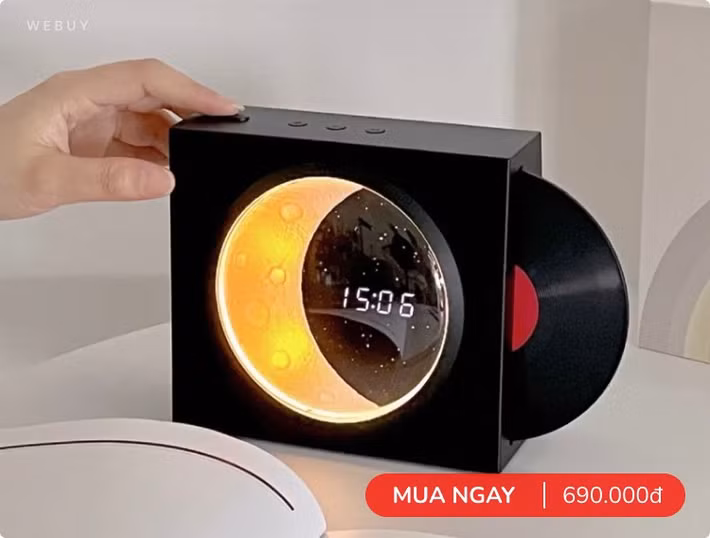 Mẫu loa kiêm đồng hồ mặt trăng kết hợp ánh sáng vàng ấm, phù hợp đặt đầu giường.