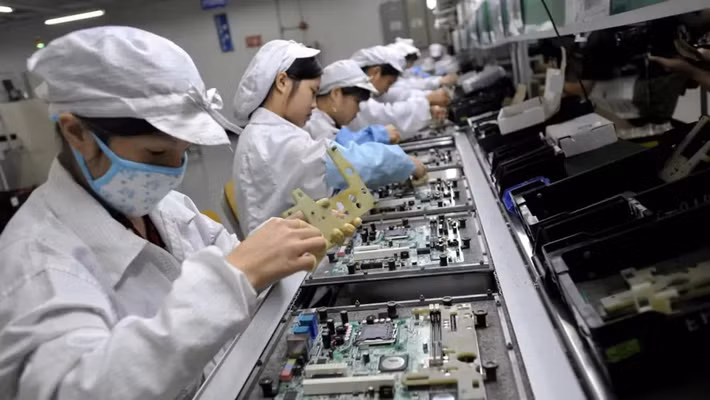 Mặt khác, động thái này giúp Mỹ củng cố vị thế sản xuất công nghệ, giảm phụ thuộc Trung Quốc và tạo thêm hàng chục nghìn việc làm.