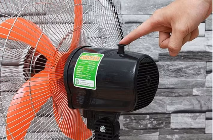 Ngược lại, chế độ đứng yên sẽ phù hợp khi chỉ có một người sử dụng vì luồng gió tập trung giúp làm mát nhanh hơn, tuy nhiên việc để quạt thổi trực tiếp vào mặt hoặc đầu trong thời gian dài có thể gây khô da, khô mũi và tạo cảm giác mệt mỏi sau khi ngủ dậy.