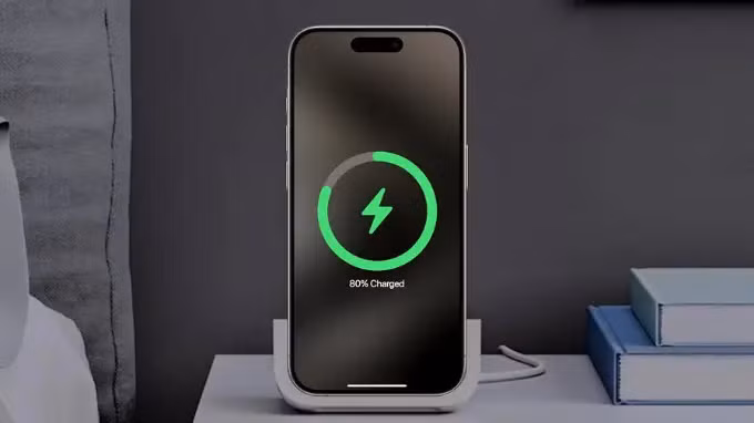 Giải pháp an toàn là đặt iPhone trên bàn hoặc tủ đầu giường, đảm bảo thông thoáng để hạn chế rủi ro.