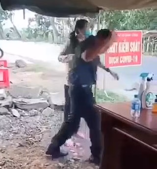 Phó chủ tịch HĐND huyện văng tục, không cho chốt kiểm dịch COVID-19 đo thân nhiệt - Hình 2 Pho chu tich HDND huyen vang tuc, khong cho chot kiem dich COVID-19 do than nhiet-Hinh-2