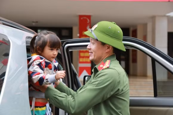 Những hình ảnh xông pha của Đại tá Vũ Hồng Văn tân Giám đốc Công an tỉnh Đồng Nai - Hình 4 Nhung hinh anh xong pha cua Dai ta Vu Hong Van tan Giam doc Cong an tinh Dong Nai-Hinh-4