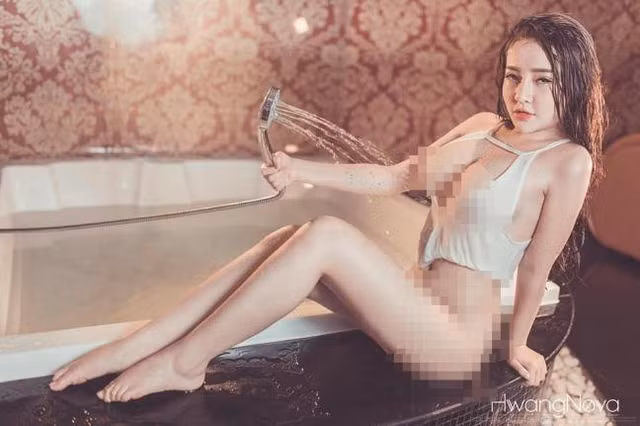 Bộ ảnh nóng bỏng tay của Ngân 98 sau một ngày bị kẻ xấu phát tán clip 'nhạy cảm' - Hình 11 Bo anh nong bong tay cua Ngan 98 sau mot ngay bi ke xau phat tan clip 'nhay cam'-Hinh-11