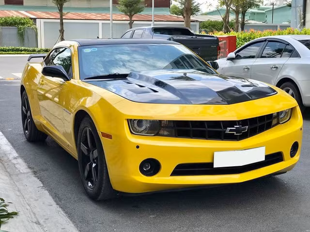 Xe sang Chevrolet Camaro bi CSGT dung sung AK choc be kinh khung co nao?
