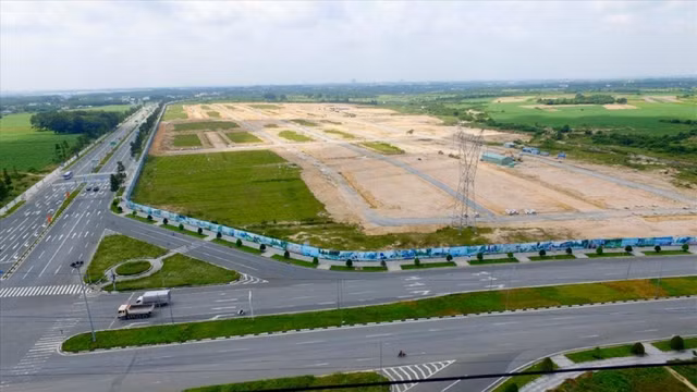 Vụ chuyển nhượng 43 ha đất công tại Bình Dương: Bán giá gần 600.000 đồng/m2 khi giá thị trường 24 triệu/m2 Vu chuyen nhuong 43 ha dat cong tai Binh Duong: Ban gia gan 600.000 dong/m2 khi gia thi truong 24 trieu/m2