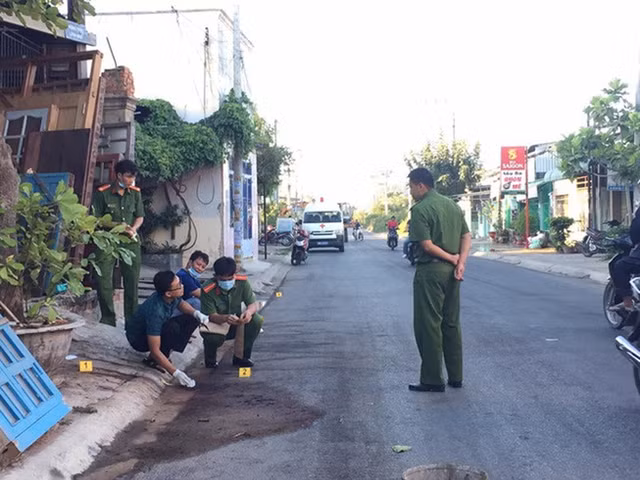 Làm rõ tội danh chủ nhà cầm kiếm chém chết người truy sát mình Lam ro toi danh chu nha cam kiem chem chet nguoi truy sat minh