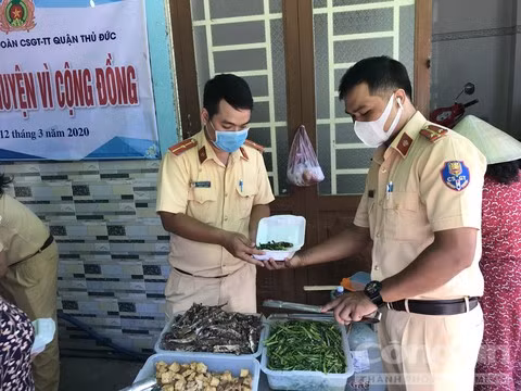 CSGT Công an quận Thủ Đức chung tay mở quán cơm 3.000 đồng giúp người nghèo - Hình 2 CSGT Cong an quan Thu Duc chung tay mo quan com 3.000 dong giup nguoi ngheo-Hinh-2