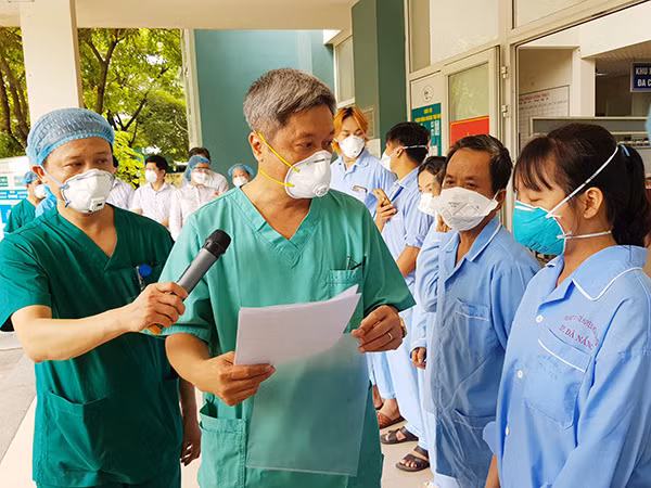 Thứ trưởng Bộ Y tế Nguyễn Trường Sơn tạm biệt Đà Nẵng, ra hỗ trợ Hải Dương chống dịch - Hình 2 Thu truong Bo Y te Nguyen Truong Son tam biet Da Nang, ra ho tro Hai Duong chong dich-Hinh-2