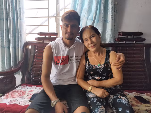 'Soai Tay' 24 tuoi dung dao rach tay quyet yeu ba cu 65 tuoi