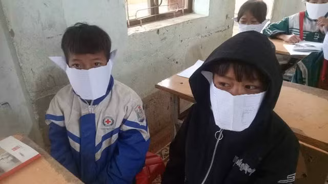 Học sinh miền núi Nghệ An đeo khẩu trang bằng giấy phòng virus corona Hoc sinh mien nui Nghe An deo khau trang bang giay phong virus corona