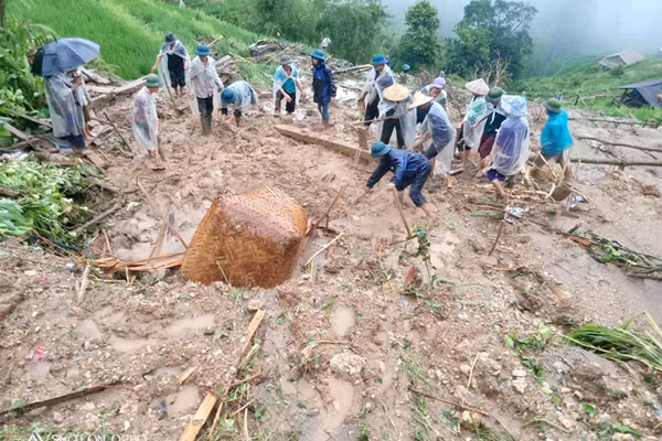 Lực lượng chức năng xã Bản Nhùng, Hoàng Su Phì tham gia cứu hộ vụ sạt lở đất.