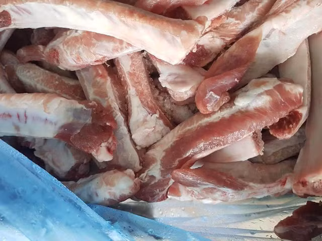 Thịt lợn rẻ giật mình 50 nghìn/kg, chất đầy kho bán cả tấn - Hình 2 Thit lon re giat minh 50 nghin/kg, chat day kho ban ca tan-Hinh-2