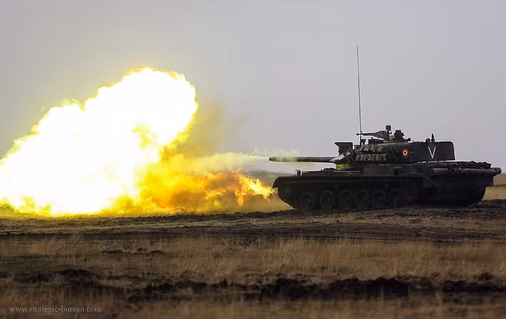 Phiên bản TR-85M1 được Romania cho ra đời vào năm 1997 có giáp tháp pháo lên tới 320mm và nếu tính luôn cả lớp giáp phản ứng nổ thì tháp pháo của TR-85M1 có độ dày lên tới 580mm. Trong khi đó, phần thân xe có giáp 200 mm ở mọi hướng. Nguồn ảnh: Pinterest.