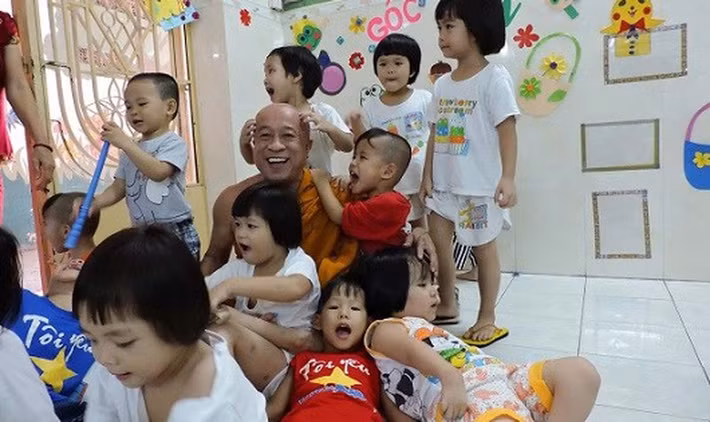 Hòa thượng Thích Thiện Chiếu mời giáo viên về dạy trẻ khuyết tật từ mẫu giáo đến lớp 5; các em khỏe mạnh từ 6 tuổi trở lên được ông gửi đi học ở trường ngoài, học phí do chùa đài thọ; các em khiếm thị được học chữ nổi. Thượng tọa cũng là người chịu trách nhiệm chính trong việc hướng nghiệp, tìm nghề, dựng vợ gả chồng cho các em lớn tuổi.