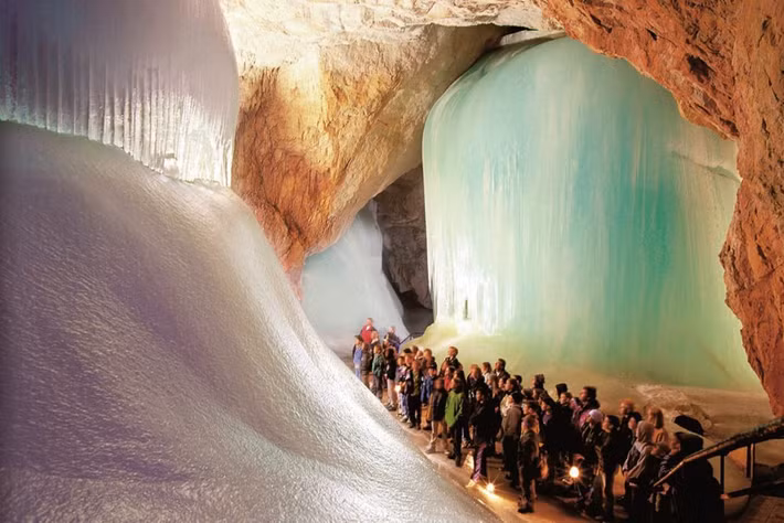 Hang Eisriesenwelt được tạo ra bởi dòng sông Salzach khi chảy qua các khe núi gần 100 triệu năm trước. Trải qua hàng nghìn năm, các vết nứt và kẽ hở trên đá vôi ngày càng phát triển, tạo thành các nhũ đá băng như bây giờ. Ảnh: Tofererhof.