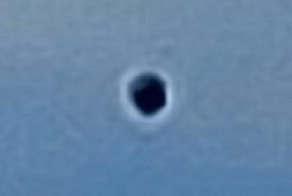 "Nhân chứng đã chạm trán một UFO màu đen di chuyển qua Nevada vào ngày hôm qua. Vật thể này được nhìn thấy đang băng qua Las Vegas, nơi nổi tiếng với căn cứ tối mật của Không quân Mỹ (USAF) - Căn cứ Không quân Nellis", Scott C. Waring cho biết.