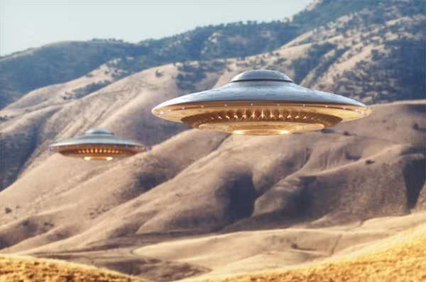 UFO màu đen được nhìn thấy gần đây nhất là ở Las Vegas, Nevada, vào ngày 4/10. Một vật thể nhỏ màu đen lơ lửng trên bầu trời trong một ngày quang đãng ở một khu vực nổi tiếng với Khu vực 51 đầy bí ẩn.