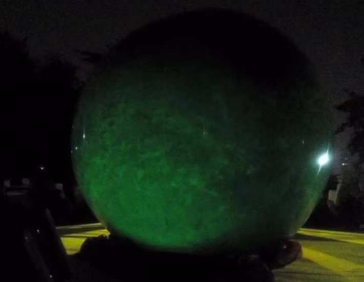 Thế nhưng, với cái giá này cho một viên dạ minh châu thật sự không có ai chịu bỏ tiền ra mua, thay vào đó thì họ chỉ đến xem cho thỏa lòng hiếu kỳ mà thôi.
