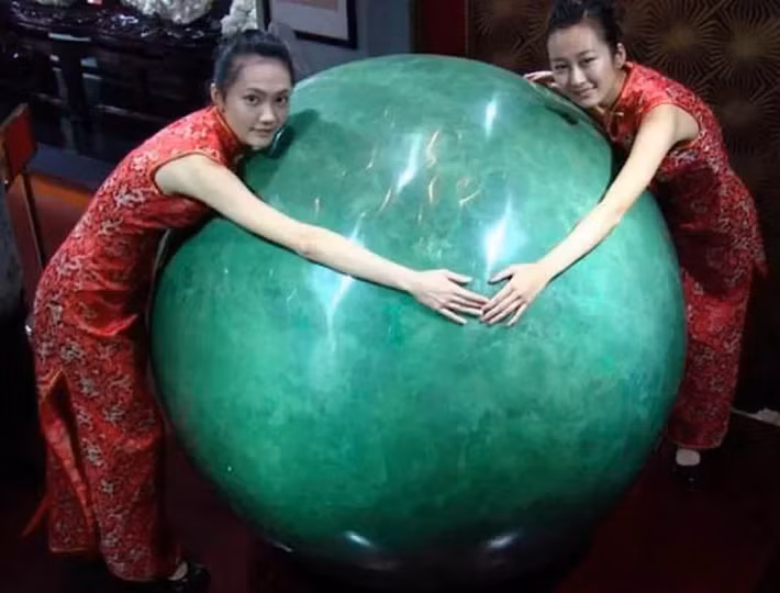Với nỗ lực không ngừng nghỉ, đội công nhân của Zhao Sheliang đã tìm thấy một số viên đá huỳnh quang với kích thước to nhỏ khác nhau. Nhận thấy tình hình có vẻ khả quan, ông yêu cầu đội công nhân đào sâu hơn thì phát hiện viên ngọc khổng lồ và còn có thể phát ra ánh sáng màu xanh ngọc.