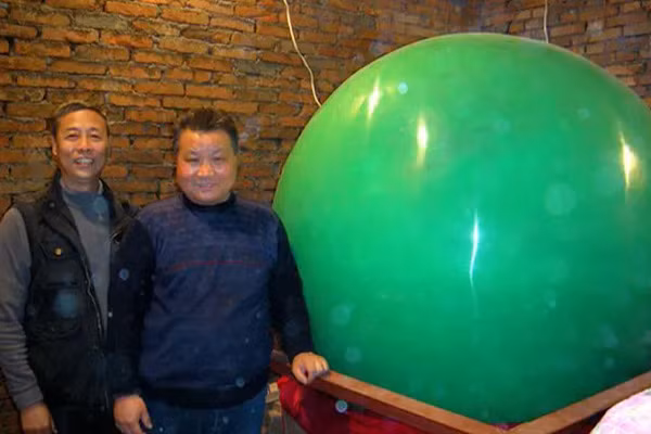 Một số người chê cười Zhao Sheliang vì tốn công tìm kiếm, mài giũa tạo nên viên dạ minh châu mà lại không thể bán được và chỉ biết mang đi khắp nơi trưng bày làm "đèn đường".