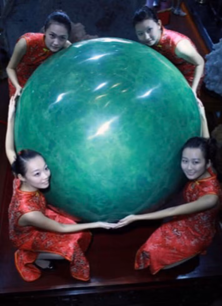 Năm 2004, một người đàn ông tên Zhao Sheliang làm nghề khai thác đá quý từ Thiểm Tây đến Lop Nur, Tân Cương, để tìm mỏ khai thác ngọc bích quý hiếm.