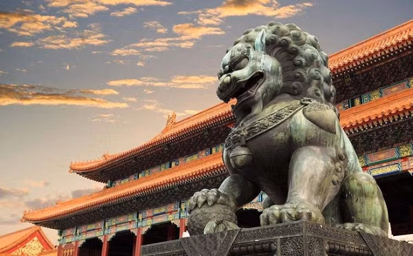 Ví dụ như vào một buổi chiều năm 1995, hai người lính đứng canh giữ tại Tử Cấm Thành kể lại đã bắt gặp một cung nữ... không có mặt. Có du khách đã từng gặp đoàn thái giám và cung nữ đi xuyên qua họ, hay là những tiếng đàn trong hậu cung phát ra mỗi dịp ngày Rằm...