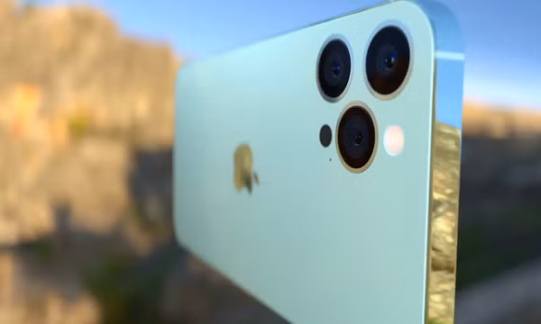Kênh YouTube iOS beta news còn cho chúng ta thấy được chi tiết bên trong của phần đục lỗ này. Theo đó, phần đục lỗ ở bên trái sẽ là Face ID, có kích thước dài hơn một chút so với camera trước của máy nằm ở bên phải.
