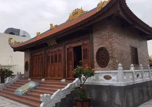 Điều khiến dư luận bất ngờ nữa là thời điểm đầu năm 2015, khi công trình được hoàn thiện và đưa vào sử dụng thì trên sân thượng đã xuất hiện 2 công trình giống như ngôi chùa. Cụ thể, trên nóc tòa tầng 27 của tòa nhà CT01 xây dựng thêm một gian nhà mái ngói có kích thước: rộng 5,8m x dài 10,90 = 63,44m2, cao 3,9m, đã hoàn thành và đưa vào sử dụng vào khoảng tháng 6/2014. Tại nóc tầng 27 của tòa nhà CT02 cũng đã xây 1 gian nhà mái ngói có kích thước: rộng 5,8m x dài 10,90 = 63,44m2, cao 3,9m đã hoàn thành và đưa vào sử dụng vào khoảng tháng 2/2015. Ảnh: Hà Nội Mới.