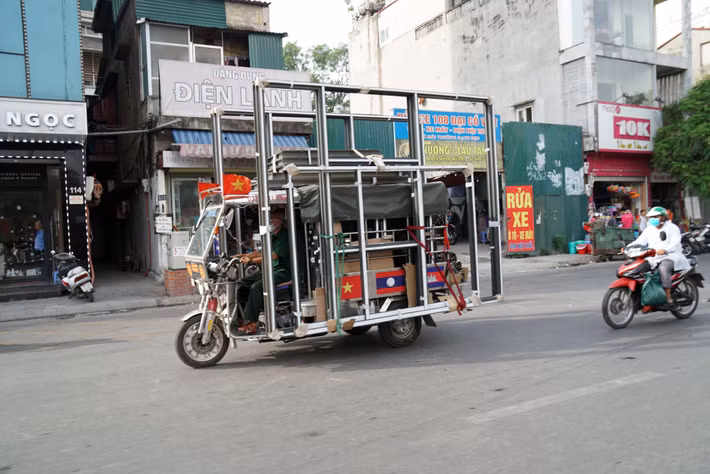 Cũng theo khảo sát của Sở GTVT Hà Nội, trong tổng số các xe ba bánh đang hoạt động trên địa bàn Thành phố thì 544 trường hợp (chiếm 41,34%) có nguyện vọng giữ lại phương tiện sử dụng; 93 trường hợp (chiếm 7,07%) có nguyện vọng chuyển đổi xe; 39 trường hợp (chiếm 2,96%) có nguyện vọng chuyển đổi nghề; 114 trường hợp (chiếm 9,04%) có nguyện vọng hỗ trợ việc làm; 12 trường hợp (chiếm 0,91%) có nguyện vọng hỗ trợ 1 lần, 395 trường hợp (chiếm 301,01%) có nhu cầu khác hoặc không nêu ý kiến nhu cầu cụ thể. (Ảnh: Baochinhphu)