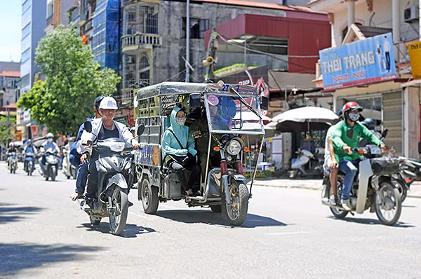 Theo UBND thành phố, xe tải cung ứng thực phẩm, chở hàng cho siêu thị, trung tâm thương mại, chợ đầu mối, khách sạn, chỉ được phép hoạt động vào ban đêm. Xe ba bánh phục vụ đi lại của thương binh và người khuyết tật khi tham gia giao thông phải được đăng ký, đề xuất quy định về tiêu chuẩn đăng kiểm an toàn kỹ thuật và bảo vệ môi trường. (Ảnh: Baodoisongphapluat)