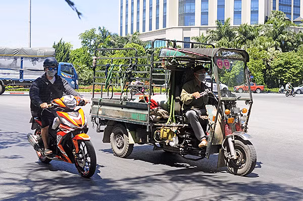 Trong văn bản nêu rõ, dừng hoạt động xe ba bánh kinh doanh dịch vụ chở hàng, chở người trên địa bàn thành phố. Quy định dừng hoạt động đối với xe xích lô trên địa bàn thành phố. (Ảnh: Baodoisongphapluat)
