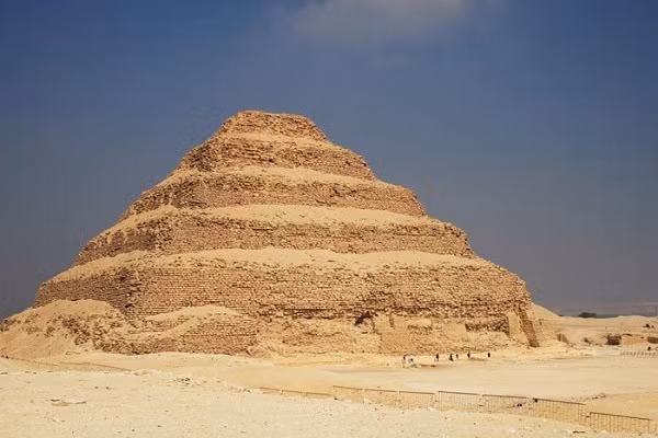 Lăng mộ của nữ hoàng Hetepheres – mẹ của Khufu (pharaoh đã xây dựng Đại kim tự tháp) được xây dựng tỉ mỉ hơn một chút với một chiếc giường và hai chiếc ghế trang trí bằng vàng, đồ gốm, công cụ bằng đồng thu nhỏ.
