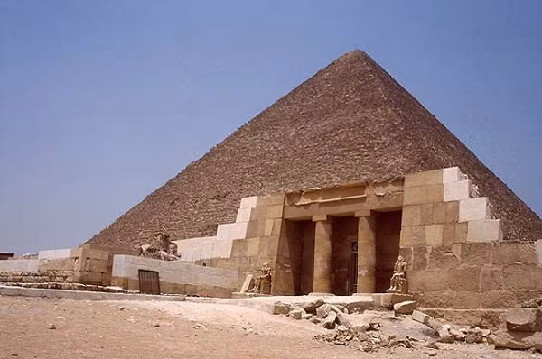 Kim tự tháp của công chúa Neferuptah (sống vào khoảng năm 1800 trước Công nguyên) ở Hawara, cách Cairo khoảng 100km về phía nam được khai quật năm 1956 cũng chứa những món đồ đơn giản.