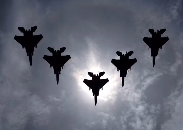 Tiếp đến là sự linh hoạt của F-15. Dù được xếp vào loại máy bay chiếm ưu thế trên không nhưng thực tế với khả năng mang vũ khí và độ cơ động tuyệt hảo của mình, F-15 có thể thực hiện được đủ mọi loại nhiệm vụ của một chiếc tiêm kích đa năng. Nguồn ảnh: BI.