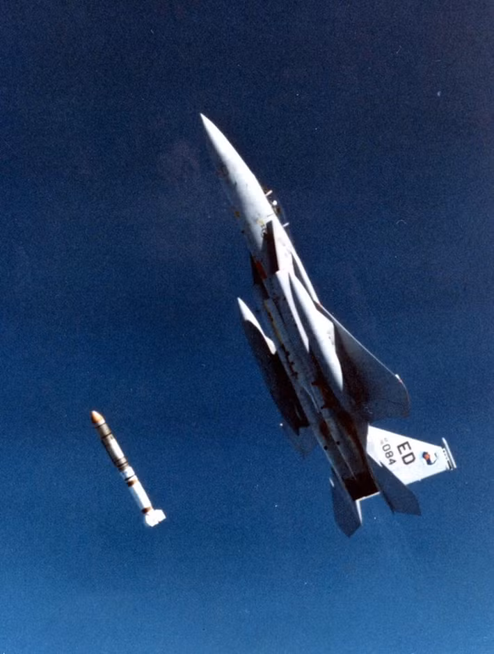 Đặc điểm thứ hai khiến cho tiêm kích F-15 khẳng định được đẳng cấp của mình đó là loại chiến đấu cơ này hoàn toàn có khả năng tấn công các mục tiêu trên tầm quỹ đạo Trái Đất - nghĩa là tấn công được các mục tiêu như vệ tinh hoặc tên lửa siêu siêu thanh . Nguồn ảnh: BI.