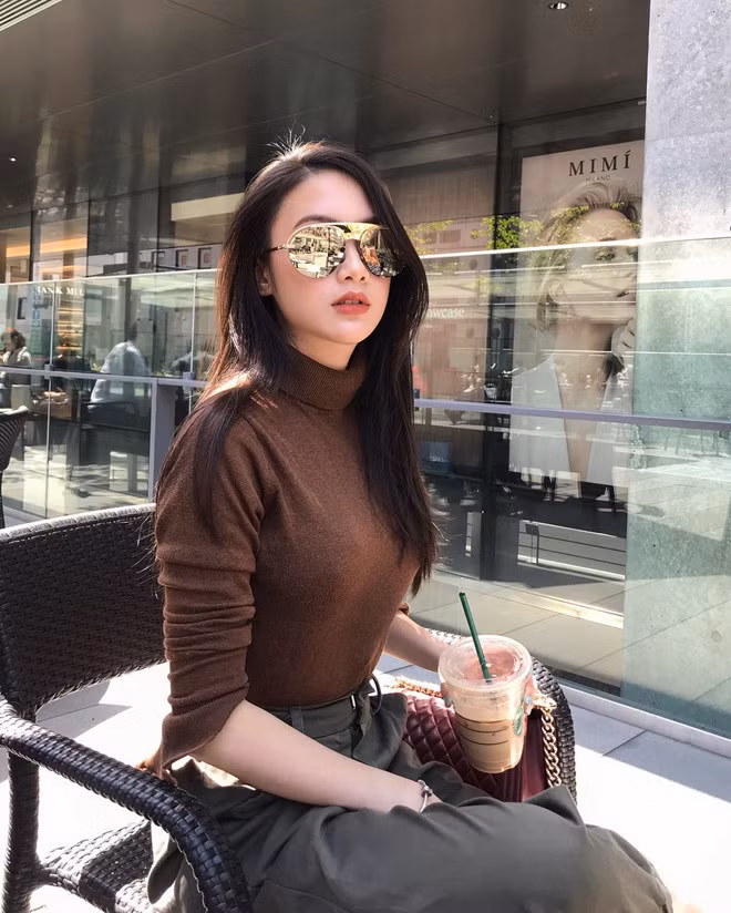 Sinh ra và lớn lên tại Lào, song bố mẹ Chichi đều là người Việt. Hot girl cùng hai chị gái là Ketmany Sivilay (sinh năm 1995) và Yatmany Sivilay (sinh năm 1991) nổi tiếng có cuộc sống sang chảnh khi thường đăng ảnh dùng đồ hiệu, du lịch nhiều nơi.