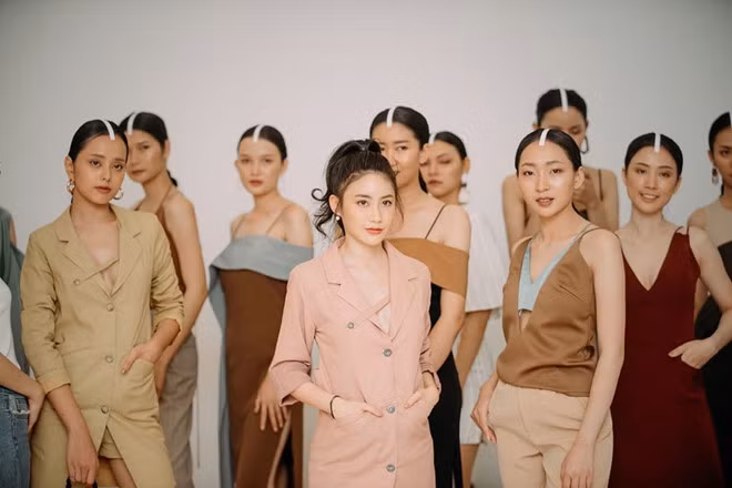 Phoiphailin Sivilay (nickname Chichi, sinh năm 1997) là hot girl Lào gốc Việt nổi tiếng trên mạng xã hội với hơn 500.000 followers. Bên cạnh vẻ ngoài xinh đẹp, hot girl được đánh giá là một nhà thiết kế tài năng, sở hữu thương hiệu thời trang riêng tại Lào.
