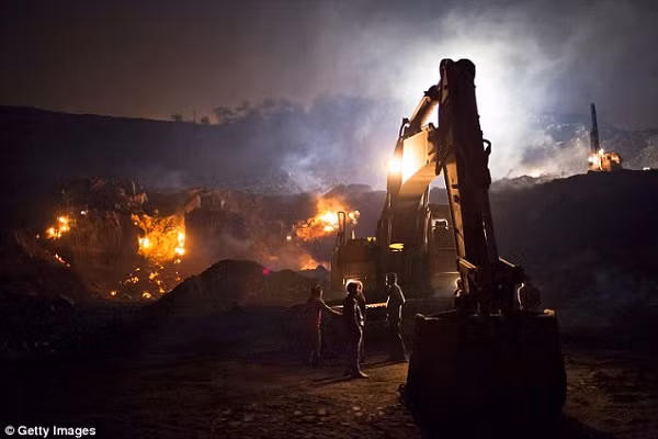 Hơn 70 đám cháy ngầm âm ỉ cháy dưới lòng đất ở Jharia từ năm 1916. Chúng xuất hiện sau một vụ sập mỏ than cách đây 99 năm. Ngọn lửa lan dần và chính quyền vẫn chưa tìm ra cách khống chế hiệu quả. Các đám cháy dưới lòng đất được ví như những "ngọn lửa dưới âm ty".