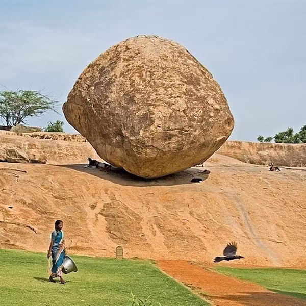 Tảng đá lớn ở Mahabalipuram vẫn nằm cân bằng trên sườn dốc của ngọn đồi mặc dù trông nó không có gì là vững vàng cả. Hòn đá, được biết đến với cái tên "Krishna’s butter ball" nặng 250 tấn và được tin là đã nằm tại đó trên 1.200 năm rồi.