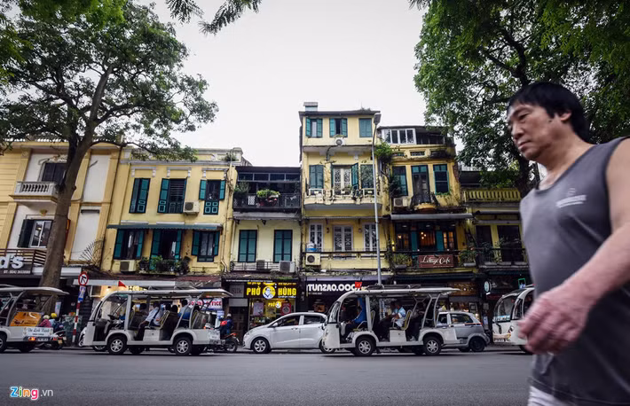 Mặc dù có mặt phố nhìn thẳng ra hồ Gươm, giá bất động sản tại phố Hàng Khay lại thấp hơn đáng kể, trung bình ở mức 700 - 800 triệu/m2.