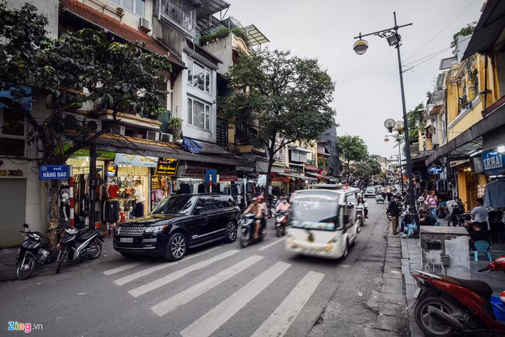 Phồ Hàng Đào (phường Hàng Đào, Hoàn Kiếm, Hà Nội) được đánh giá là rất thuận tiện cho việc buôn bán các mặt hàng như quần áo, đồng hồ thời trang. Tuy nhiên, không có nhiều thông tin về việc mua bán bất động sản trên tuyến phố này, thay vào đó các ngôi nhà mặt tiền thường được cho thuê với giá từ 180 triệu - 220 triệu đồng/ tháng.