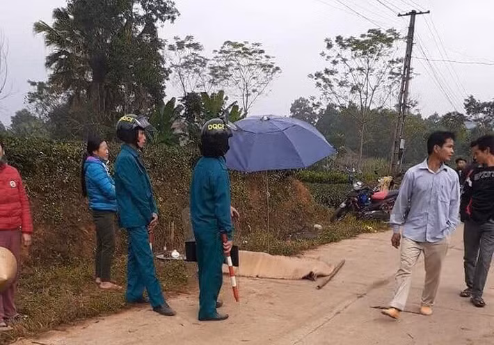 Danh tính các nạn nhân tử vong được xác định là: Ma Thị Hường (SN 1976), Lường Văn Bánh (SN 1974), anh Hoàng Văn Luận (SN 1975), chị Trần Thị Hường (SN 1984), anh Hoàng Văn Nam (SN 1994). Còn nạn nhân bị thương đang được cấp cứu là Lường Văn Hoàng (SN 1966).