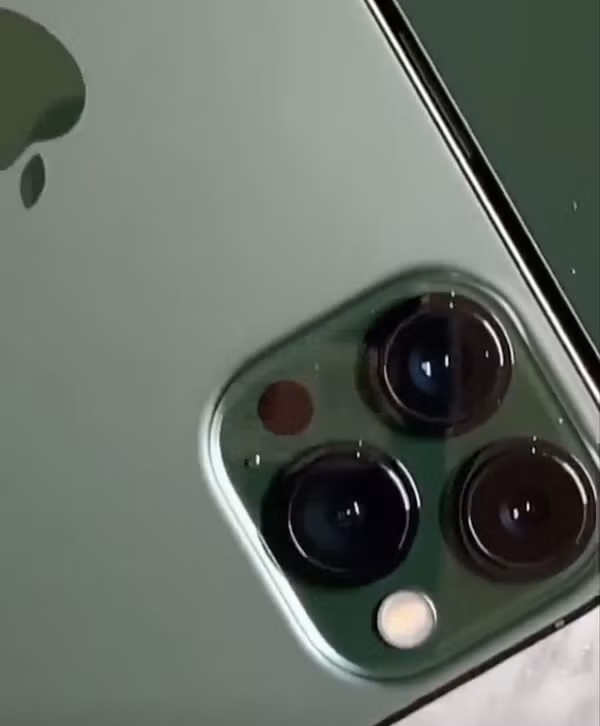 Hai mẫu iPhone 14 giá cả phải chăng hơn iPhone 14 (6.1 inch), iPhone 14 Max (6.7 inch) sẽ dùng lại chip cũ của iPhone 13. Đây có thể là điểm khác biệt giữa các mẫu "Pro" và tiêu chuẩn.